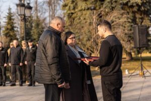 Президент України вручає батькам нагороду