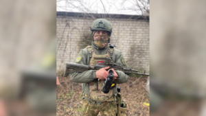 У військовому одязі з автоматом