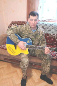 Дулачик грає на гітарі