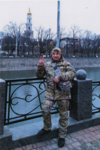 Рання весна. Іван Степанович на фоні дзвііниці