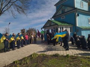 Біля церкви. Обабіч жовто блакитні прапори