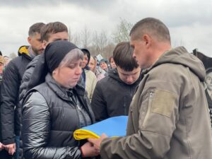 Вручення прапора України родині