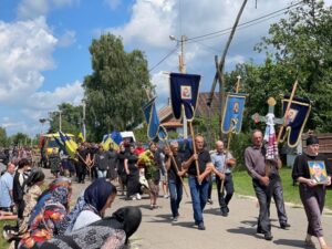 Остання дорого полеглого з хоругвами, квітами