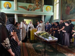 ВІдспівування  полеглого захисника у церкві