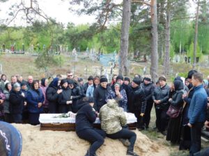 Прощання родини на кладовищі