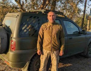 Сергій у військовому біля машини