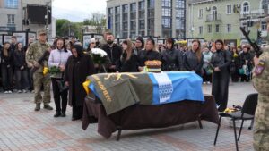 На Майдані домовина. покрита прапром. Коровай