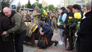 Останні хвилини прощання. Схиляючи коліна,  знайомі  кланяються герою
