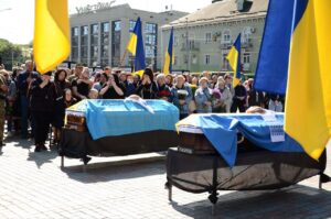 На МАйдані дві домовини. Рівняни прощаються із загиблими