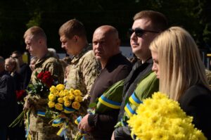 Прощання. У руках квіти