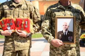 Нагороди маслянко. Портрет  руках