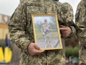 Прощання з полеглим. В руках Портрет Янковського