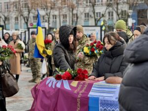 На домовині квіти. Прощання