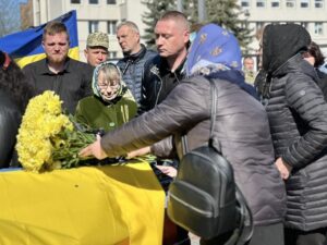 Прощання з героєм. Покладання Квітів на домовину