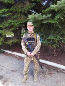 ВІктор Демчук у військовому у повний зріст