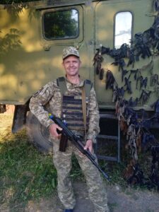 ВІктор озброєний біля    танку