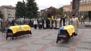 На майдані у Рівному. домовини. Прощання з Янковським Віталієм та Курашиком Дмитром
