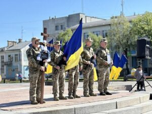 На майдані варта: хрест, прапори