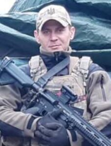 Мацько у військовій формі з автоматом