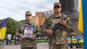 Прощання з Мартинюком Володимиром. У руках військовослужбовця  портрет полеглого