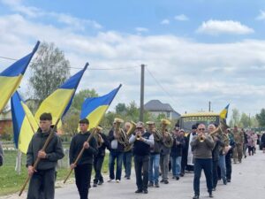 Остання дорога. Прапори, духовий оркестр