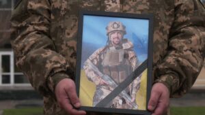 Прощання на Майдані .Портрет Володимира в руках