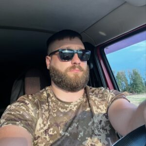 Дмитро Диган в очках за кермом автомобіля