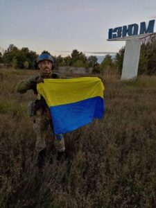 Напис Ізюм, місто. В руках у Володимира прапор України