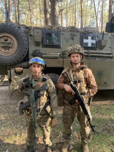 З побратимом на фоні танка