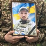 Портрет Григоренка в руках.