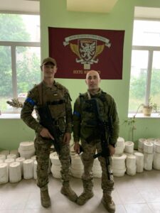 Володимир з побратимом . Повний зріст