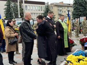 МАйдан.  у Рівнму . Прощання з полеглим 