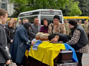 Прощання з полеглим Лютко на Майдані у Рівному