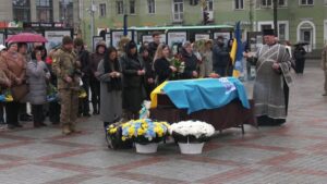 На майдані домовина, квіти