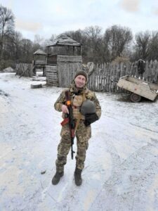 ПАвло у військовій форимі на фоніа фоні музею під небом