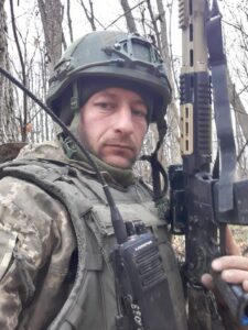 Жданюк в касці і зі зброєю в руках