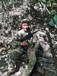 Хороший настрій. Захисник посміхається.