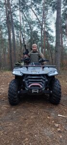 Сергій позує На бойовій машині