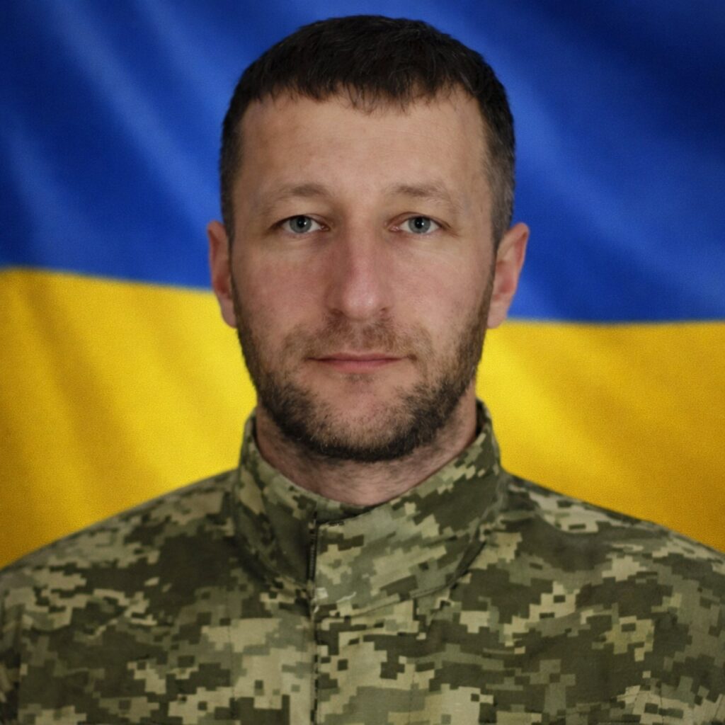 Жданюк Роман. Портрет на фоні прапора України