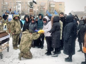 На кладовищі . Вручення прапора України рідним