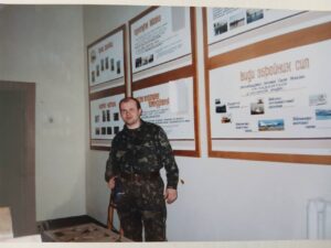 Леонід . Повний зріс у військовій формі