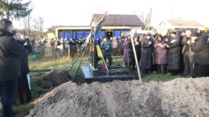 Церемонія поховання на кладовищі
