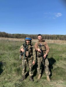 Володимир з побратимом на фоні лісопосадки