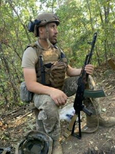 ПРитомився, сидить озброєний. Погляд уважний і насторожений