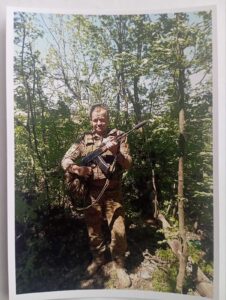 Хороший настрій. Позує Зі зброєю у лісі
