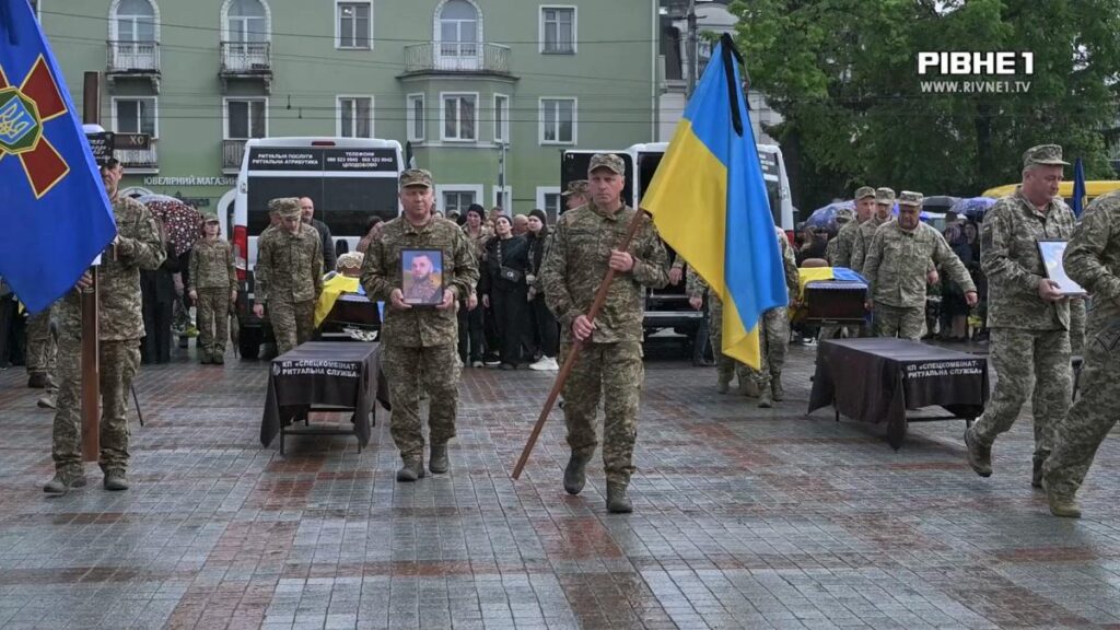 Прощання з Олександром на Майдані у Рівному