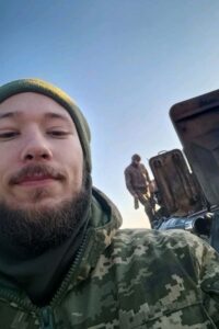 Денис на фоні воєнної техніки
