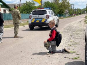 Останній шлях. Хлопчик на колінах