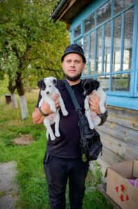 Петро із цуценятами в руках