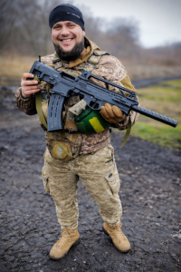 Усміхнений у військовому спорядженні